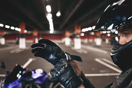 Los mejores guantes de moto según temporada
