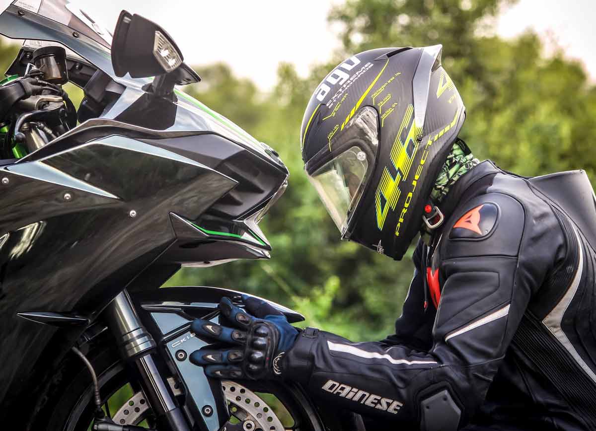 7 accesorios imprescindibles para garantizar tu seguridad en la moto