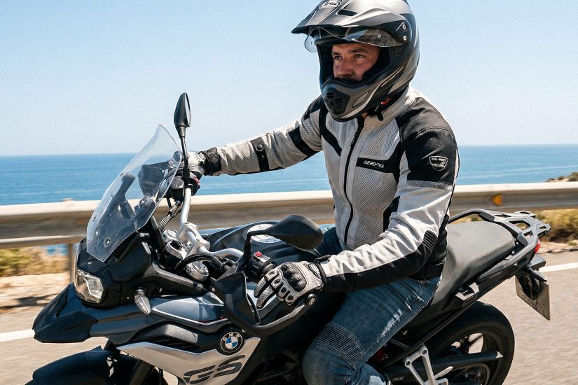 Equipamiento para moto en verano